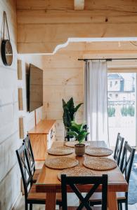 een eetkamer met een houten tafel en stoelen bij Przewodnicka Chata in Kościelisko +35 foto's