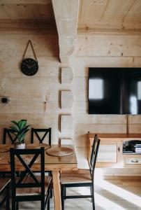 een houten eetkamer met een tafel en stoelen bij Przewodnicka Chata in Kościelisko