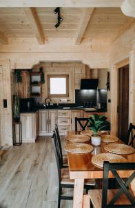 een keuken met houten vloeren en een tafel met stoelen bij Przewodnicka Chata in Kościelisko
