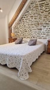 Postel nebo postele na pokoji v ubytování La Bastide du Moulin - Mont St Michel