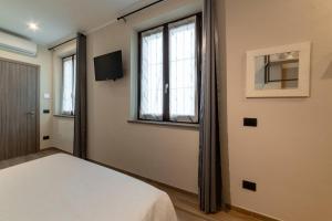 a bedroom with a bed and a window at Casa Rubbo - Appartamento 'Como' nelle Langhe in Alba