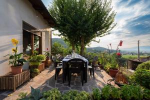 アレッツォにあるIl Colle - Le Viti & Olivo Apartmentsの家の中庭のテーブルと椅子