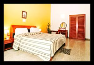 Postel nebo postele na pokoji v ubytování DNC Shevaroys Resorts & Spa