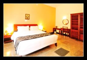 Postel nebo postele na pokoji v ubytování DNC Shevaroys Resorts & Spa