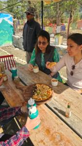 Hosté ubytování Escape Adventure Camps By Escape Stays, Luxury Swiss Camps by Glacier water Stream, Complimentary Bonfire, Travelers Award winner from Last 4 Years