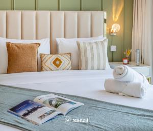 Een bed of bedden in een kamer bij Manzil - 1BR Apartment in Farhad Aziz Residence with Burj View