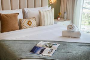Een bed of bedden in een kamer bij Manzil - 1BR Apartment in Farhad Aziz Residence with Burj View