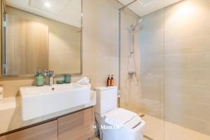 een badkamer met toilet, wastafel en douche bij Manzil - 1BR Apartment in Farhad Aziz Residence with Burj View in Dubai