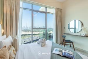 Een bed of bedden in een kamer bij Manzil - 1BR Apartment in Farhad Aziz Residence with Burj View