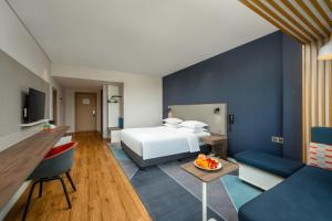a hotel room with a bed and a table at Holiday Inn Express Jiangmen Jianghai by IHG in Jiangmen +123 photos