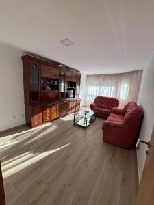 ein Wohnzimmer mit zwei Sofas und einem Tisch in der Unterkunft Piso en Ribeira a 20metros de la playa de Coroso by Cristian&Tamara "alquileres" in Ribeira + 9 Fotos