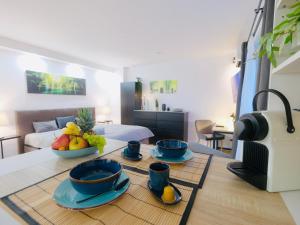 a living room with a table with bowls of fruit on it at voll ausgestattes 1 Zi Apartment- Bahnhofsnah in Celle