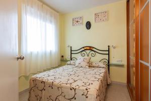 Un dormitorio con una cama con ositos de peluche. en Apartamento Torrenueva en playa 4 planta, en Torrenueva