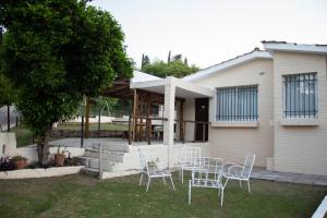 eine Gruppe von Stühlen, die vor einem Haus sitzen in der Unterkunft Silencio Dorado in Villa Serranita