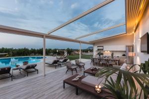 Bazén v ubytování Aelia Residence, Wellness & Leisure with Heated Pool, By ThinkVilla nebo v jeho okolí