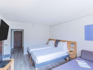 Кровать или кровати в номере Novotel Setubal