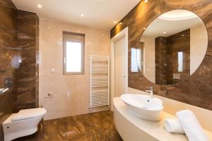 Koupelna v ubytování Aelia Residence, Wellness & Leisure with Heated Pool, By ThinkVilla