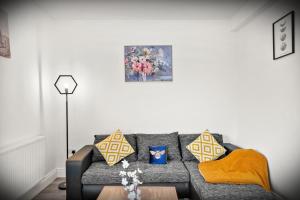 Χώρος καθιστικού στο Elegant 3-bed apartment with FREE onsite PARKING in Enfield - Out door Patio - Big savings on Longer Stays