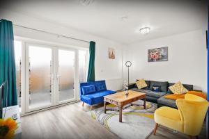 Χώρος καθιστικού στο Elegant 3-bed apartment with FREE onsite PARKING in Enfield - Out door Patio - Big savings on Longer Stays