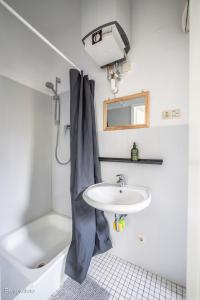 un bagno con lavandino, doccia e vasca di 2 Zimmer Apartment für 3 Personen a Brunsbüttel