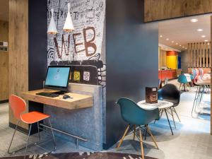 Télévision ou salle de divertissement dans l'établissement ibis Saint Germain en Laye Centre