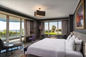 Un pat sau paturi într-o cameră la Radisson Blu Hotel Istanbul Ottomare