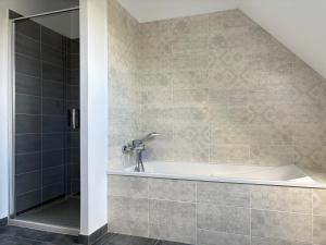 Bilik mandi di Les Voiles, maison bien équipée 10 p 2 sdb, 2 WC, spacieuse lumineuse avec jardin clos, garage, terrasse, parking privatif, à 950 m de la plage d'Asnelles et tous commerces, près de Bayeux et Arromanches +51 gambar