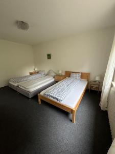 two twin beds in a room with at Ferienhaus an der Saline in Bad Karlshafen