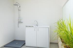 ein Badezimmer mit einem weißen Schrank und einem Waschbecken in der Unterkunft Residence BLANCO GARDEN 1 a 100 mt dalla spiaggia di Posto Vecchio Marina di Pescoluse in Marina di Pescoluse + 20 Fotos