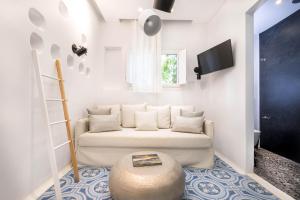 A television and/or entertainment centre at AMMOS at AmazeU Suites Naxos