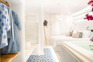 A bathroom at AMMOS at AmazeU Suites Naxos Még 19 kép