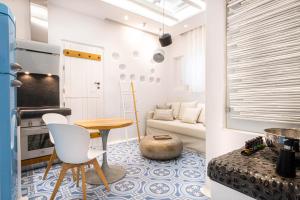 A kitchen or kitchenette at AMMOS at AmazeU Suites Naxos