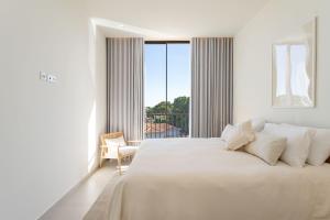 Giường trong phòng chung tại Luxury Villa In Quinta do Lago Private pool Rooftop Jacuzzi Office Game room ARKEO LUXURY +29 ảnh