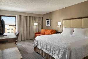 Postel nebo postele na pokoji v ubytování Hampton Inn Philadelphia/Mt. Laurel + 18 fotografií
