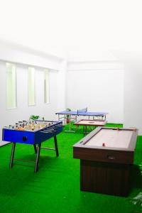 Athirappilly Rainland Resort内的一张台球桌