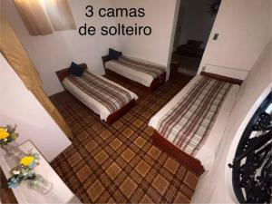 a room with two beds in a room at Casa ampla com vista para o mar in Mangaratiba