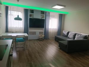 Televízia a/alebo spoločenská miestnosť v ubytovaní Tp Apartman