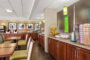 Příslušenství pro přípravu čaje a kávy v ubytování Hampton Inn Philadelphia/Mt. Laurel