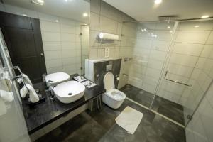 Koupelna v ubytování Hotel Visakka Palani