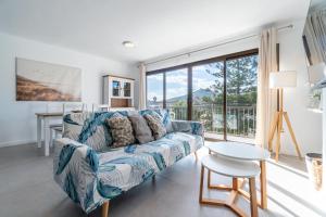 un salon avec un canapé et une grande fenêtre dans l'établissement Ponent Cala Ratjada Apartments D, à Cala Ratjada