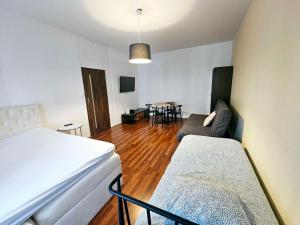 Khu vực ghế ngồi tại Rooms Green Rydygiera 17 own room tv wifi