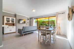 une cuisine et une salle à manger avec une table et des chaises dans l'établissement Ponent Cala Ratjada Apartments D, à Cala Ratjada
