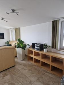 un soggiorno con un divano e un tavolo di Cezar Naturyzm Bielsko-Biała a Bielsko-Biała