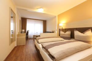 Postel nebo postele na pokoji v ubytování Hotel am Westend