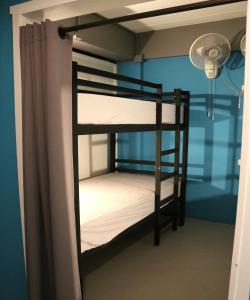 Ein Bett oder Betten in einem Zimmer der Unterkunft Stamps Backpackers