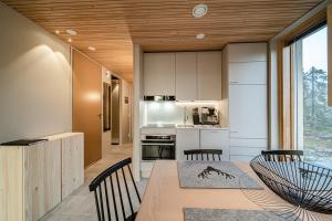 Una cocina o cocineta en Aurora Chalet B5 by Aavalevi Holidays, Ski-in Ski-out, Mountain View