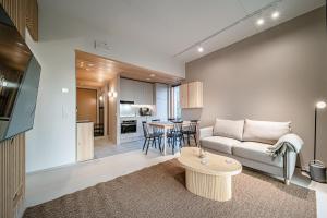 Una cocina o cocineta en Aurora Chalet B5 by Aavalevi Holidays, Ski-in Ski-out, Mountain View
