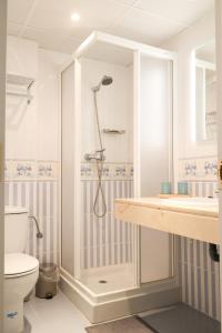 a bathroom with a shower and a toilet at Appartement avec vue sur mer Calahonda (Mijas) in Sitio de Calahonda