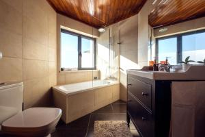 Afbeelding uit fotogalerij van Blue Lake House in Ferreira do Zêzere