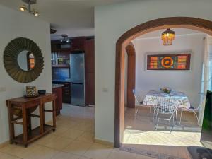 - une cuisine et une salle à manger avec une table et un miroir dans l'établissement Dream House in Palm Mar by HelloApartments, à Palm-mar